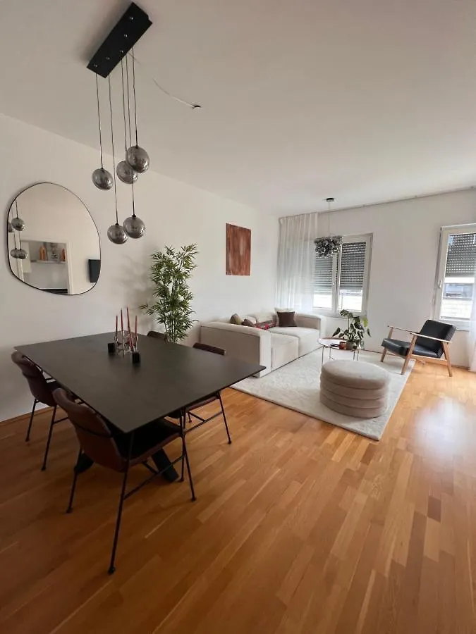 Modern 2-Room Apartment In The Heart Of Munich contacts